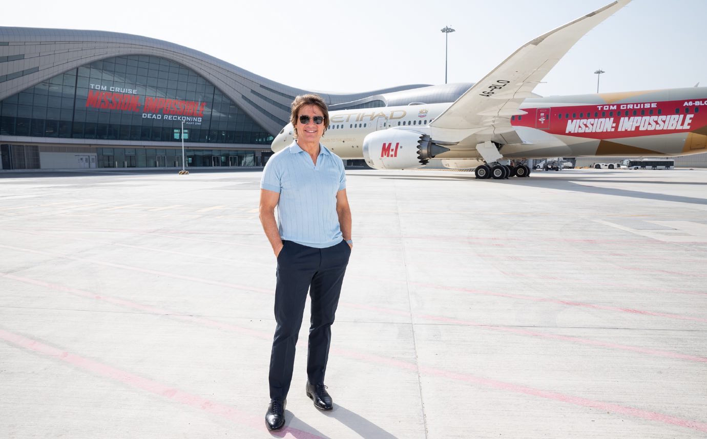 توم كروز يسطع في العاصمة الإماراتية: النجم العالمي يهبط في أولى رحلات مطار أبوظبي الدولي الجديد